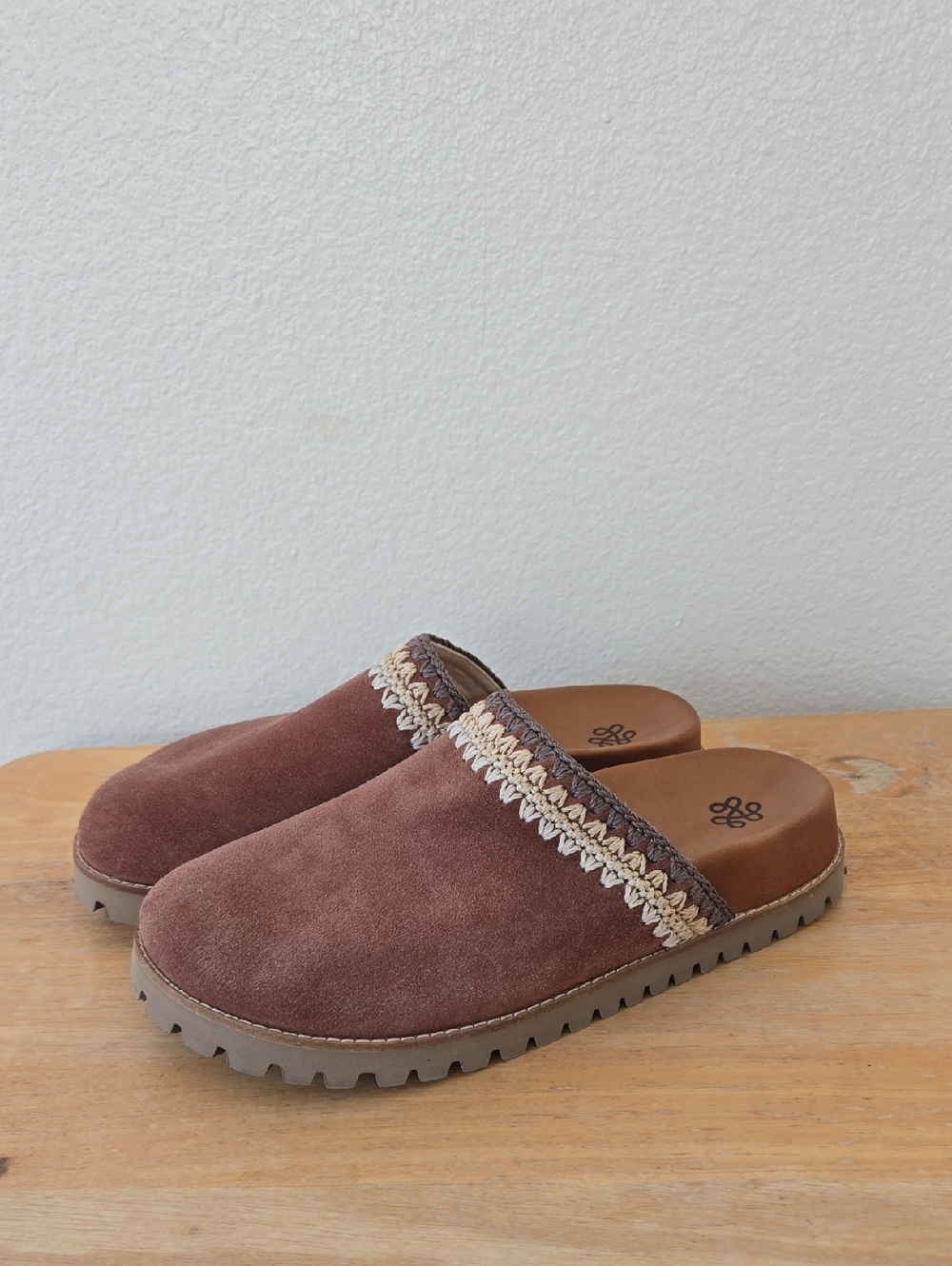 The Sak Bolinas Lug Sole Clog Womens size 8 Upper Leather Flat Crochet Details
